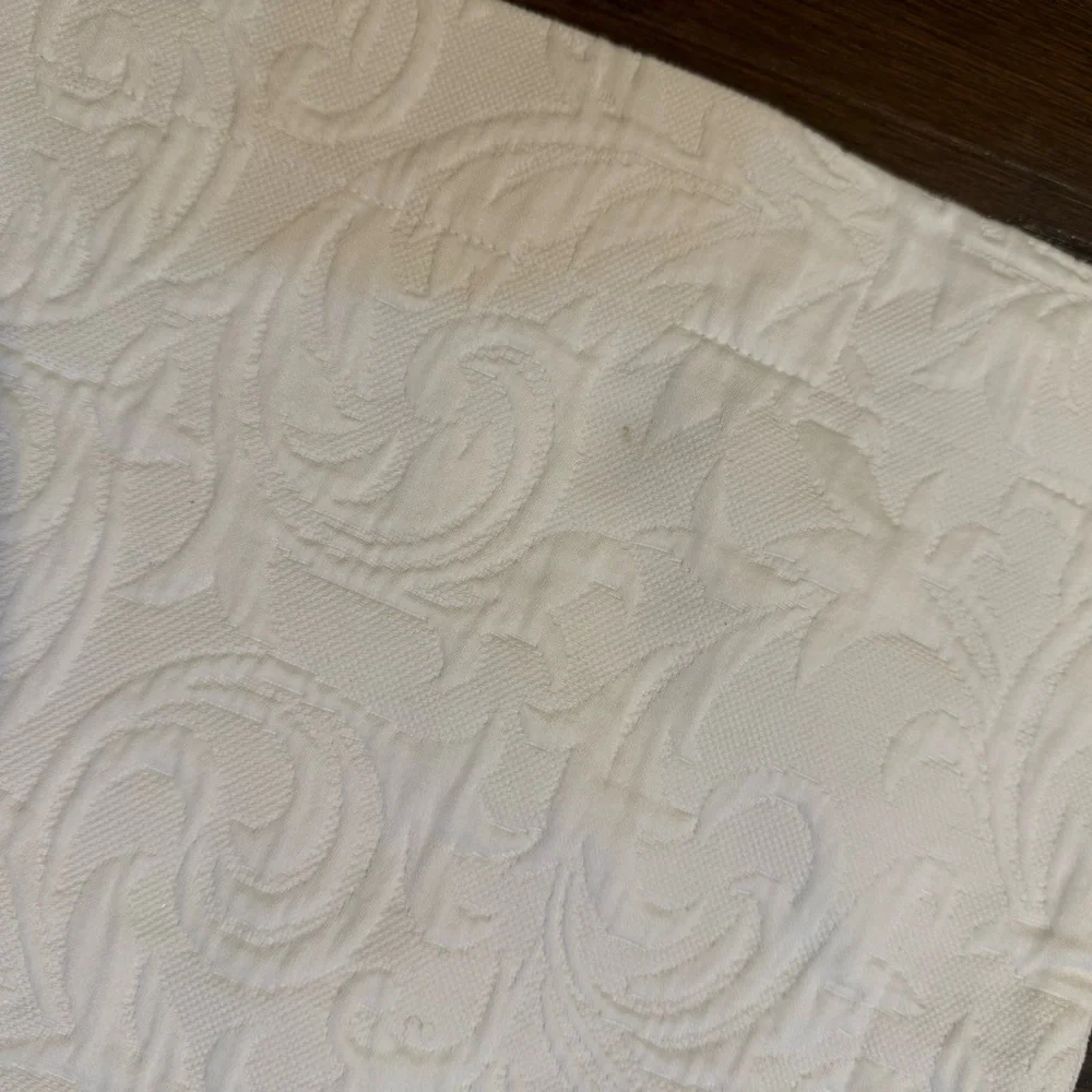FRONTGATE 2 Matelasse White KING Pillow Shams